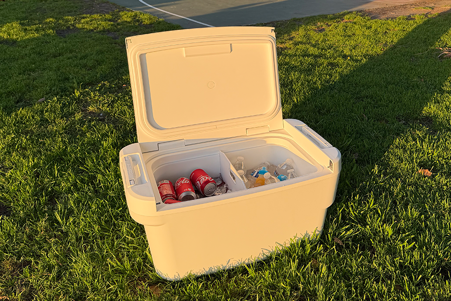 cooler Y for Kids in basketball court (3).png__PID:0720cdc5-8b9e-4c22-bca2-74cb6882f836